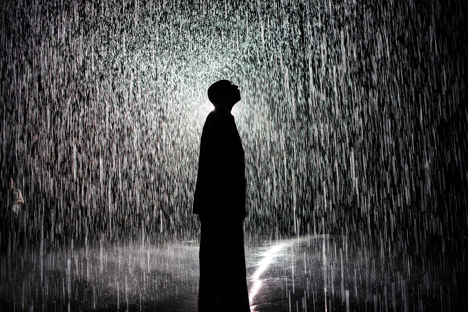 Сон стать дождем. Человек под дождем. Человек дождя. Силуэт мужчины под дождем. Силуэт человека под дождем.