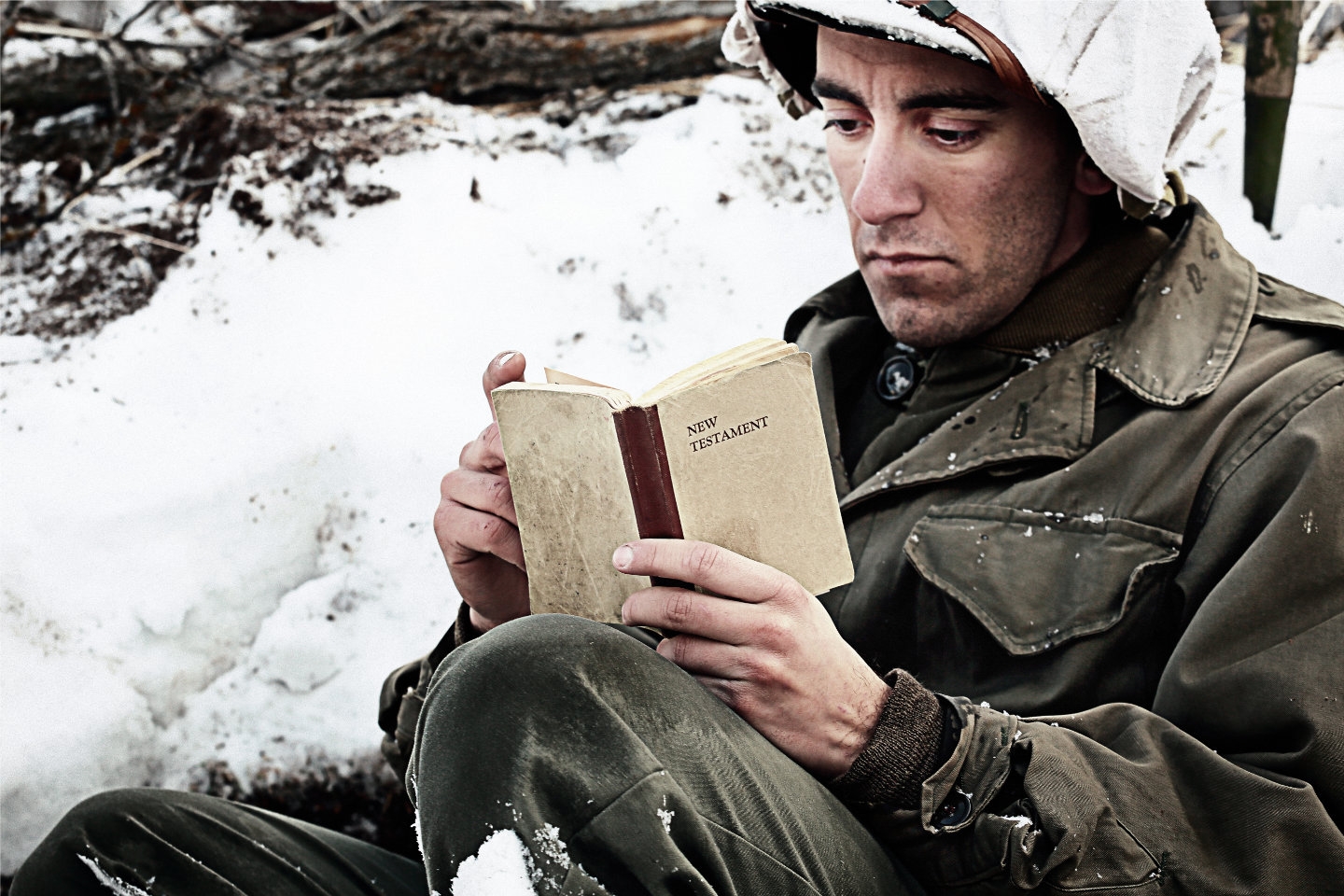 Читает армейская. Книжка солдата. Солдат с Библией. Солдат с книгой. Солдат читает Библию.