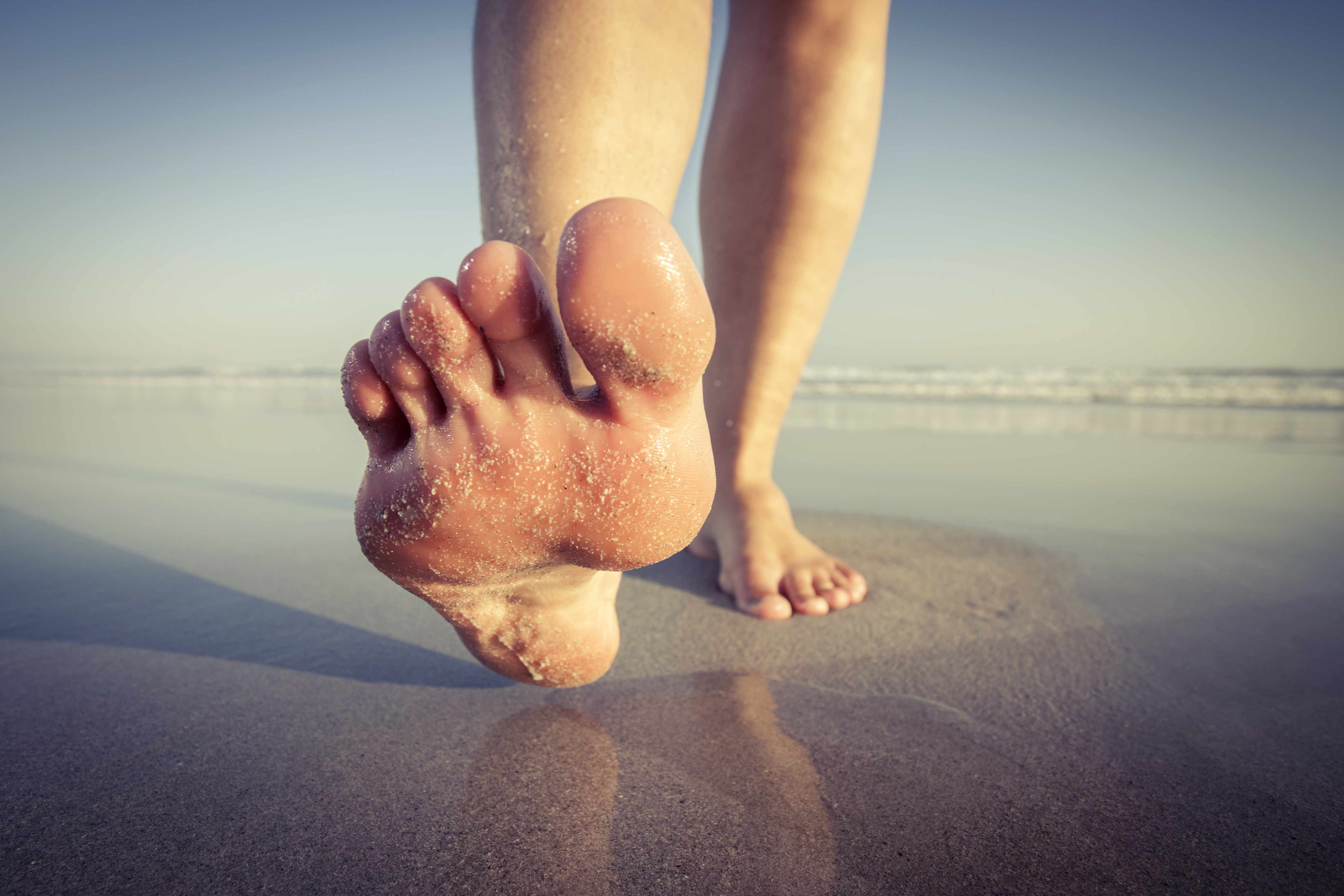 Grow foot. Ноги босиком. Стопа человека. Босая стопа. Пятки на пляже.